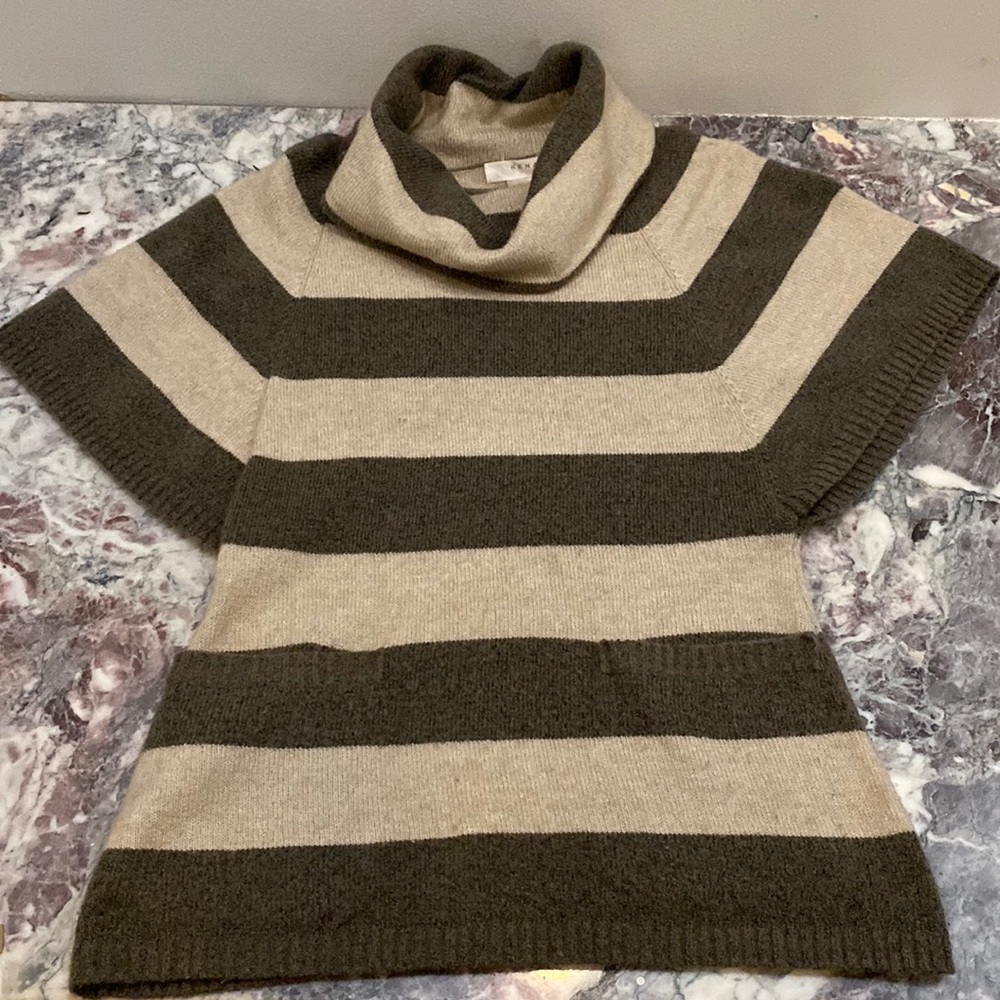 Wide, short-sleeved tunic, cowl neck sweater.